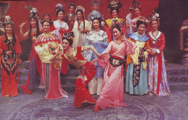 Các mỹ nhân của đoàn phim "Tây Du Ký" quần tụ trong đêm chào xuân "Tề Thiên Lạc" 1986.